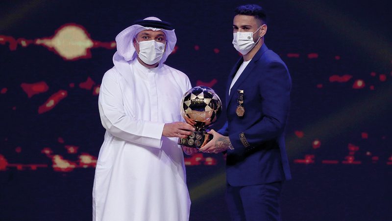 جواو بيدرو أفضل لاعب أجنبي.   تصوير: نجيب محمد