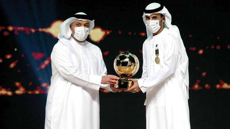 علي مبخوت يتسلم بجائزة أفضل لاعب في موسم 2020 - 2021.   تصوير: نجيب محمد