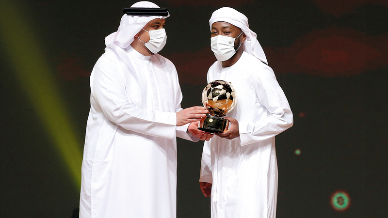 إسماعيل مطر فاز بجائزتين من اختيار الجمهور.   تصوير: نجيب محمد