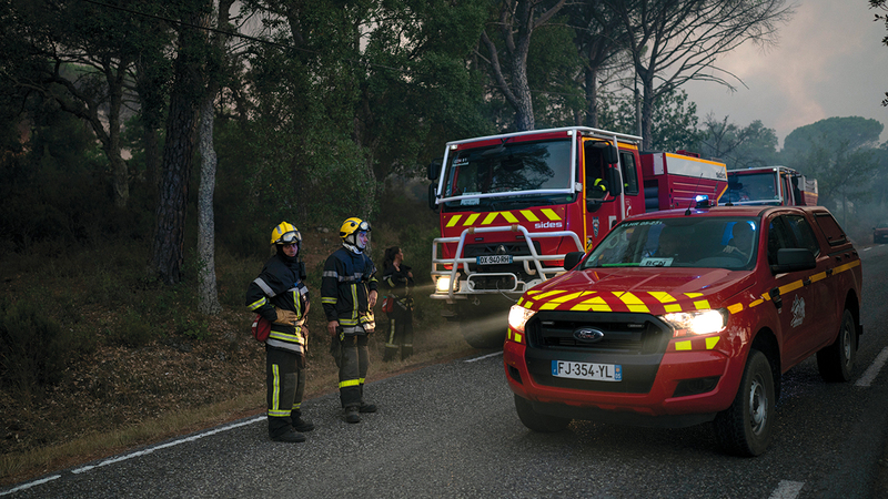 رجال الإطفاء يواصلون جهود مكافحة الحريق.  أ.ب