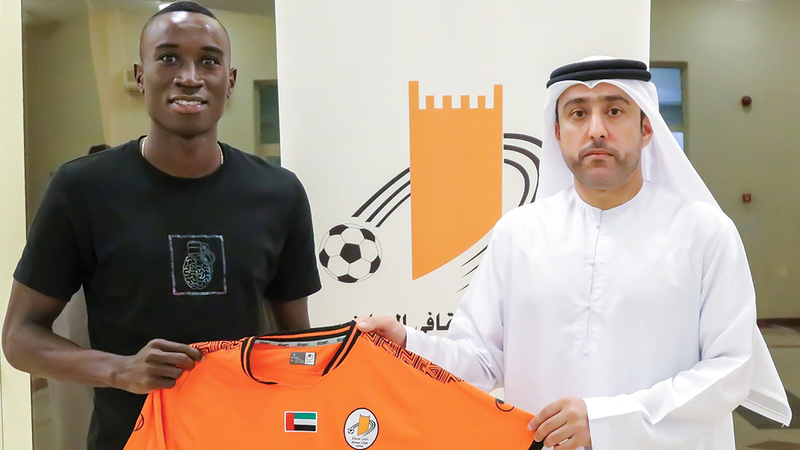 الكولومبي مينا انتقل إلى عجمان.  من المصدر