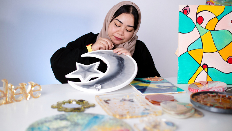 شمه محمد الرومي: «الألوان والرسم أو عمل شيء فني يدوي مفعم بالحياة، تعكس شخصية الإنسان».