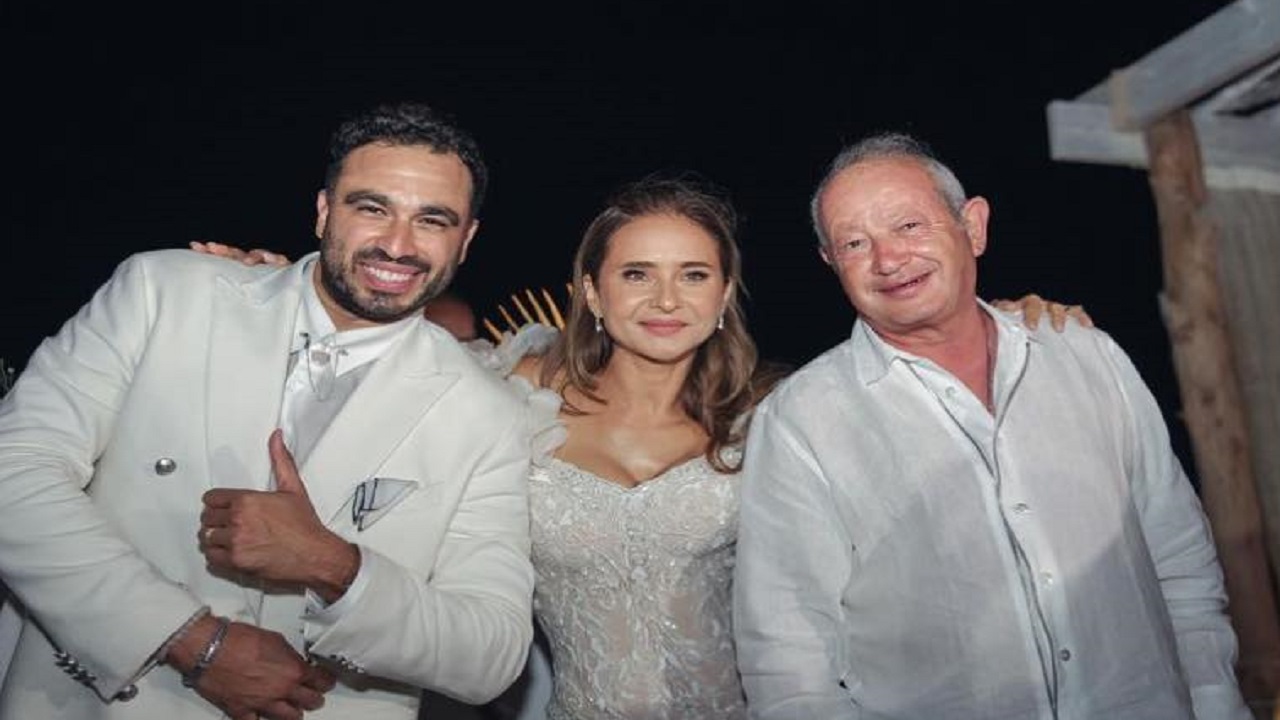 نيللي كريم وزوجها ونجيب ساويرس.
الصور عن حساب الفنانة على «فيس بوك»