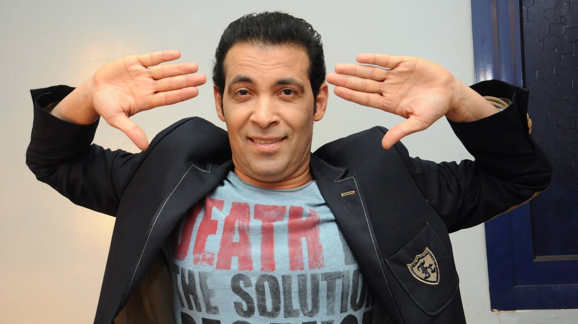 الفنان سعد الصغير يتبنى طفلين مشردين تخلى عنهما والداهما .. فيديو