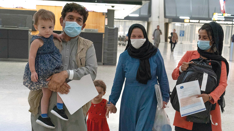 عائلة أفغانية لدى وصولها إلى مطار دالاس في أميركا بعد أن تم إجلاؤها من أفغانستان.  أ.ب