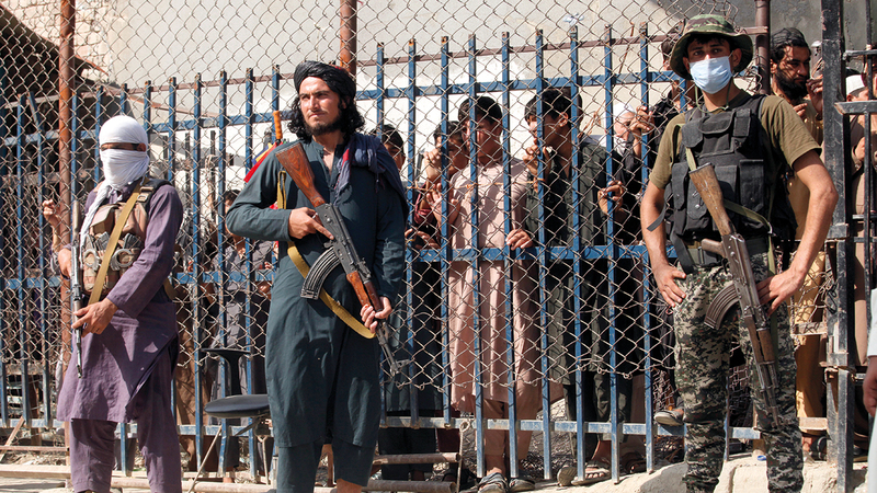 عناصر «طالبان» أقاموا نقاط تفتيش على طول الطرقات والمناطق الحدودية.  أ.ب