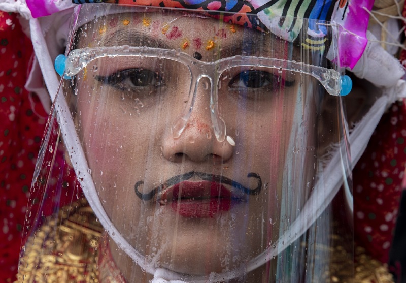 صبية صغار بوجوه ملطخة بالحبر ورسومات مثل الأبقار يمشون حفاة القدمين في شوارع نيبال للاحتفال بموكب جاي جاترا "مهرجان البقر" الذي يقام عادة في شهري أغسطس وسبتمبر، وفقا للتقويم القمري النيبالي.
 الصور عن اي بي اي