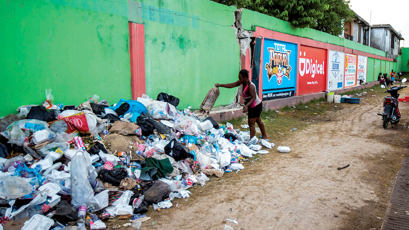 مكب للنفايات على قارعة الطريق يؤدي إلى انتشار مزيد من الأمراض والأوبئة داخل خيام المشردين المؤقتة.   رويترز
