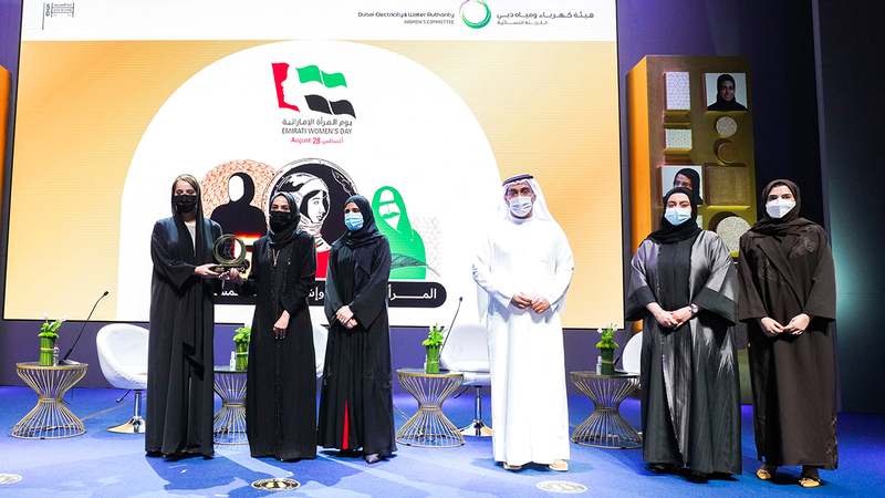 منتدى المرأة الإماراتية عُقد حضورياً وافتراضياً للاحتفاء بيوم المرأة الإماراتية لعام 2021.  من المصدر