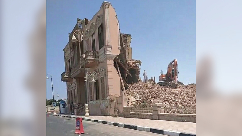 القصر أثناء عملية الهدم.  من المصدر