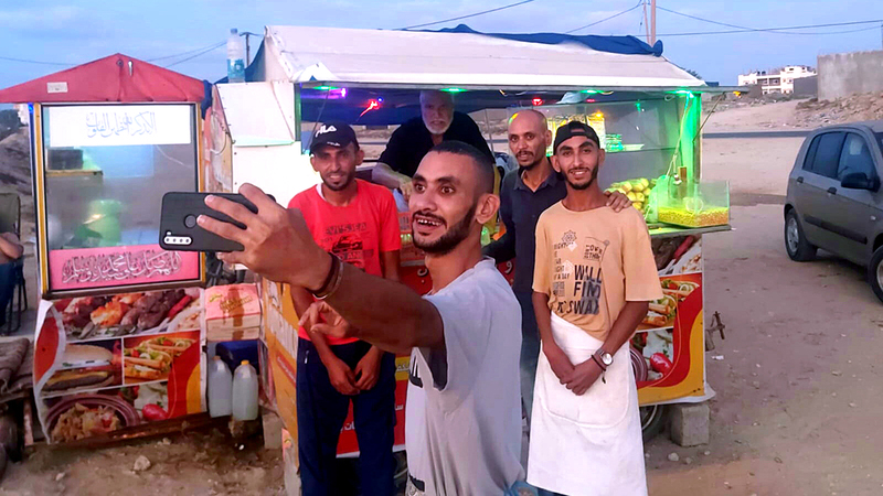 أبوشادي طومان برفقة أبنائه الأربعة. الإمارات اليوم