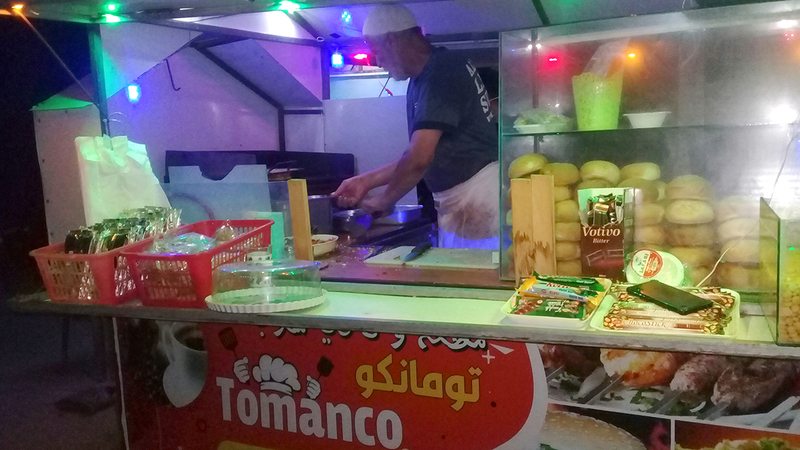 عربة «طومانكو» الحل الأمثل لإعالة ٢٧ شخصاً.  الإمارات اليوم