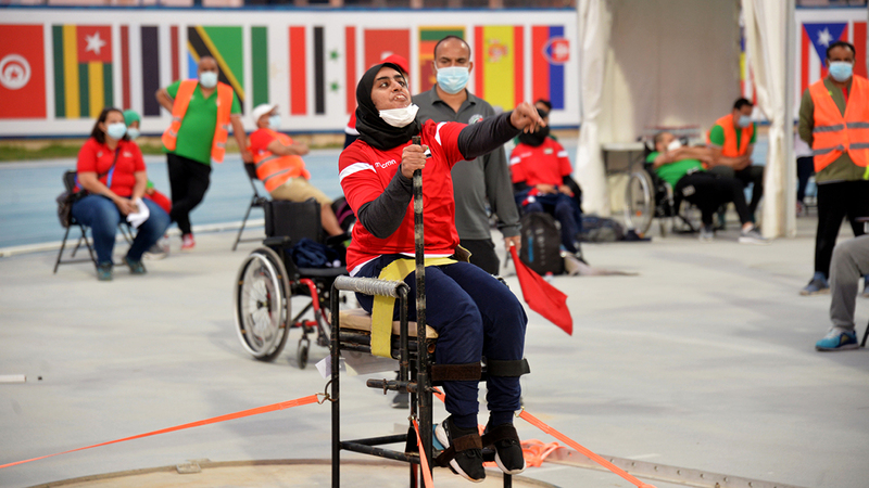 نورة الكتبي تلعب نهائي رمي الصولجان.  من المصدر