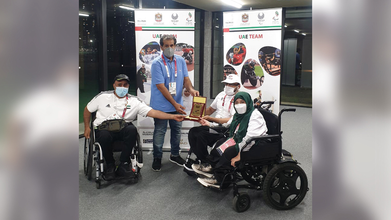 الهاملي يتسلم هدية من الوفد اليمني.  من المصدر