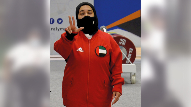 موزة الزيودي تخوض منافسات رفع الأثقال.  من المصدر