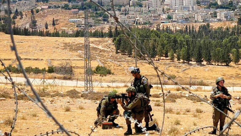 الاحتلال يحاصر بلدة «حزما» من جميع الجوانب.  الإمارات اليوم