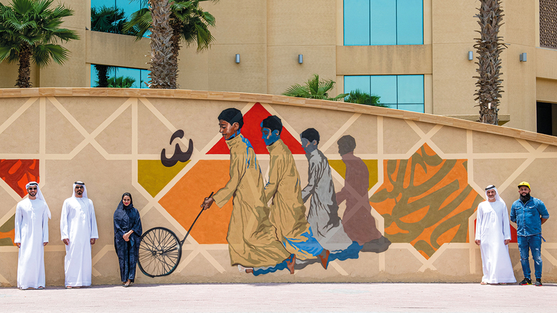الجداريات تُبرز جماليات من التراث الإماراتي.  من المصدر