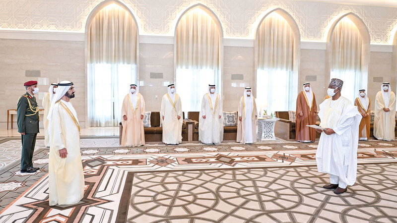 محمد بن راشد خلال تسلّمه أوراق الاعتماد.  وام