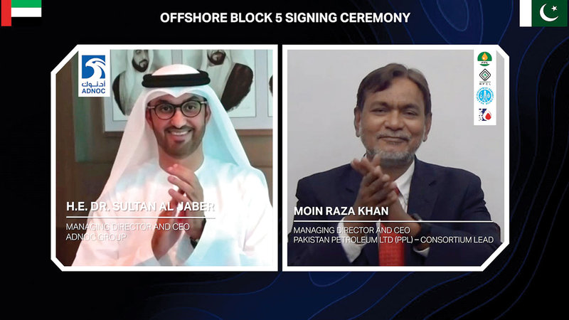 سلطان الجابر ومعين رضا خان عقب التوقيع على الاتفاقية.   من المصدر