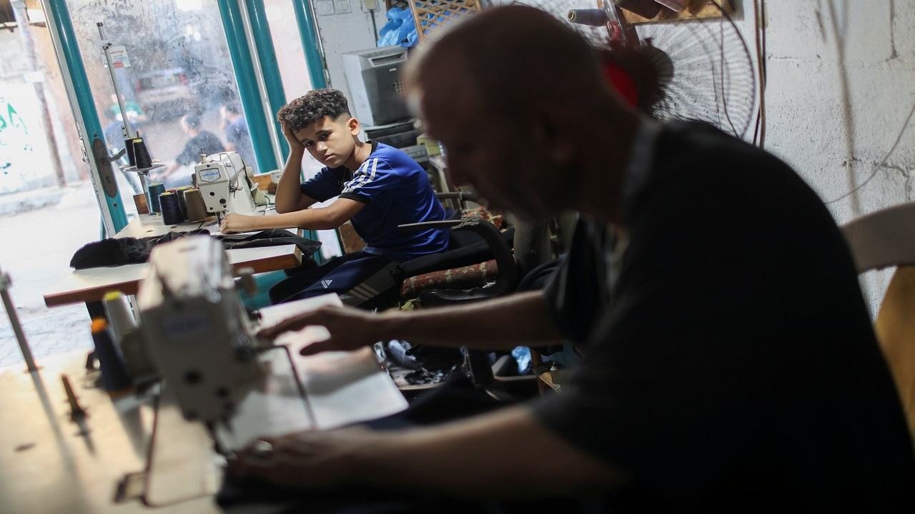 أحمد  تعلم المهنة من والده وعمره 10 أعوام.
رويترز