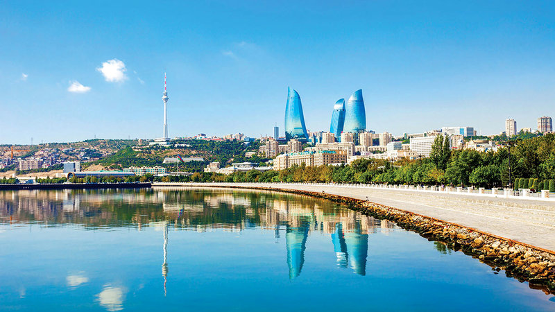 باكو تشتهر بالعديد من المعالم السياحية.  من المصدر