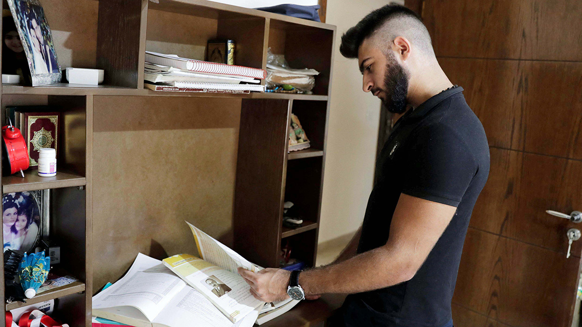 «رواد» انتقل العام الماضي إلى ثانوية رسمية لإتمام عامه الأخير قبل الجامعة. . أ.ف.ب