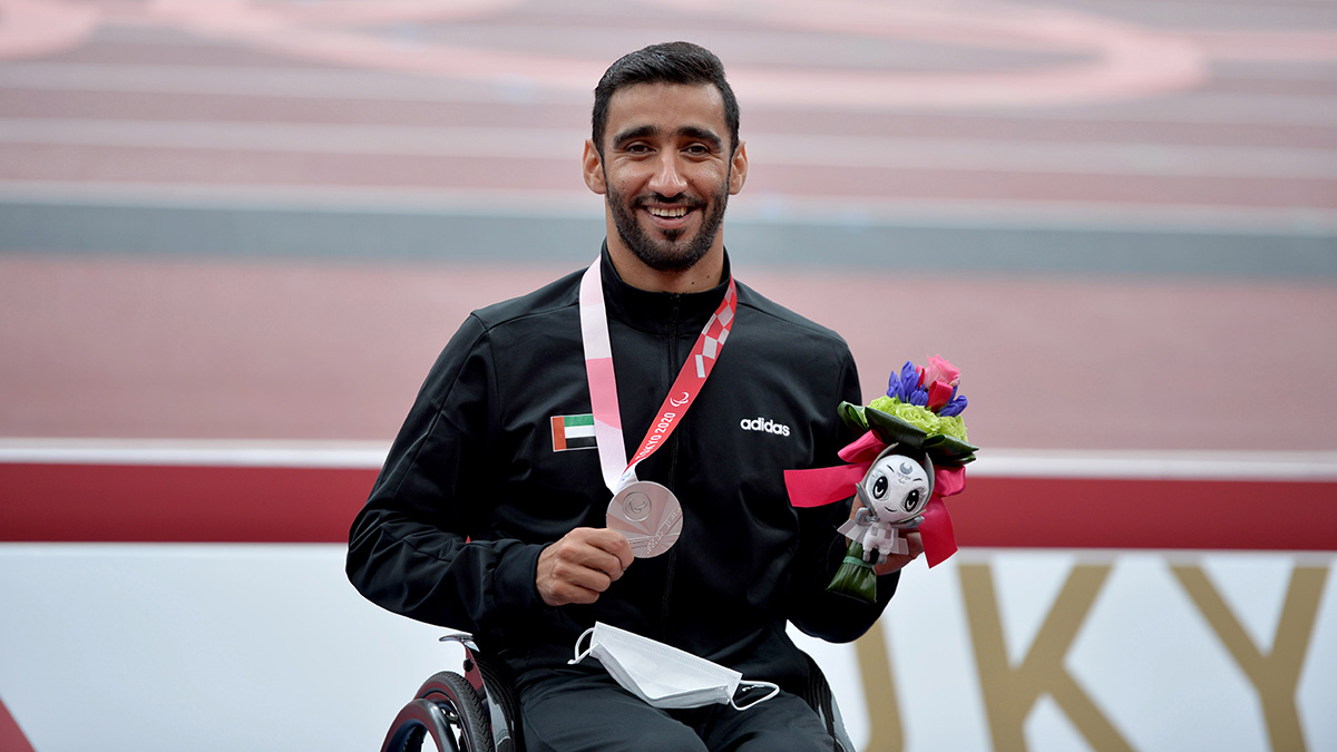 محمد القايد يستعرض الميدالية الفضية. . من المصدر