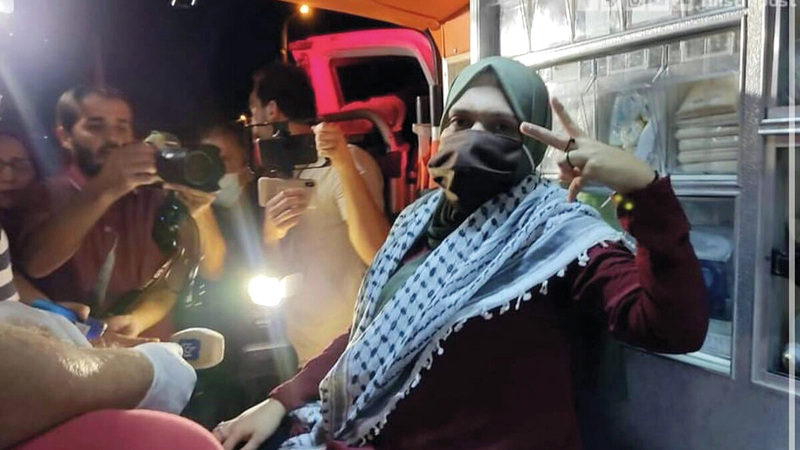 أنهار الديك لحظة الإفراج عنها.  الإمارات اليوم