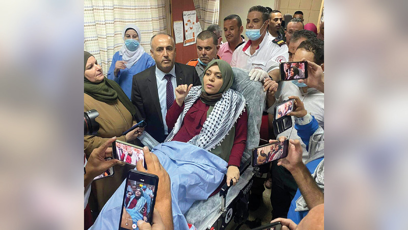 الأسيرة المُحررة أنهار الديك عقب الإفراج عنها.  الإمارات اليوم