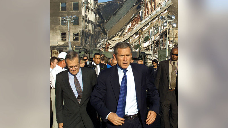 بوش ووزير دفاعه دونالد رامسفيلد يتفقدان المنطقة خلف البنتاغون.  أ.ف.ب