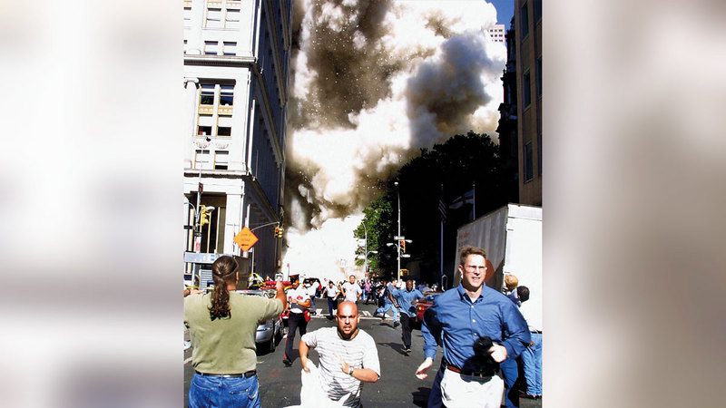 أميركيون يهربون من مكان الحادث.  أ.ب