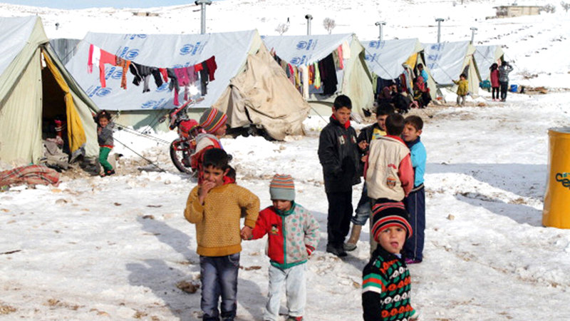 مخيم اللاجئين السوريين في لبنان حيث يتم تجميع معظم اللاجئين بصورة نمطية في مخيمات في الدول المجاورة لبلادهم التي هربوا منها.  غيتي