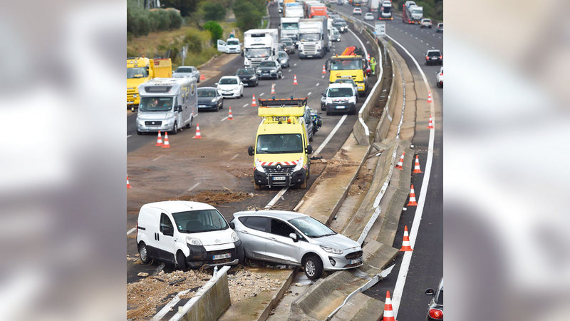 تسببت العاصفة الرعدية في إغلاق الطرق.   أ.ف.ب