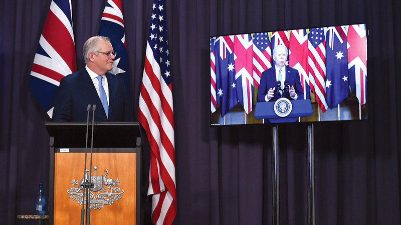 بايدن وموريسون خلال مؤتمر افتراضي لتوقيع الاتفاقية.  إي.بي.إيه