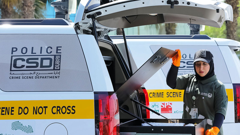 أول قائد لفريق مسرح الجريمة من العنصر النسائي الملازم خديجة 		            البلوشي.    أرشيفية