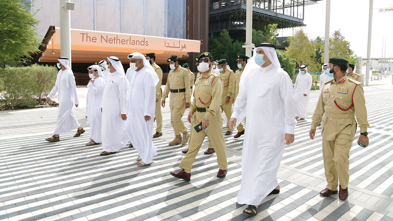 خلال الجولة التفقدية للمنصوري في موقع المعرض.   من المصدر