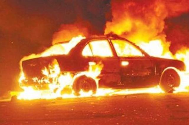صورة مشجعون في بلد أوروبي يحرقون سيارة حكم!