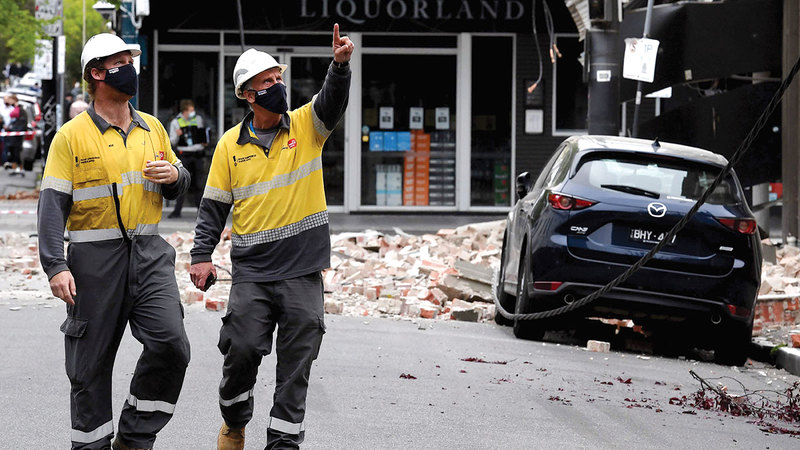 آثار الدمار بادية على مظاهر المدينة.  أ.ف.ب