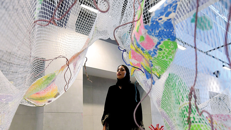 خيوط الحياكة.. أعمال تجسّد الكائنات البحرية والشُّعب المرجانية.   تصوير: باتريك كاستلو