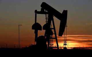 اقتصاد العالم.. أسعار النفط تصعد بفعل قلة الإمدادات.. وتجدّد شهية المخاطرة