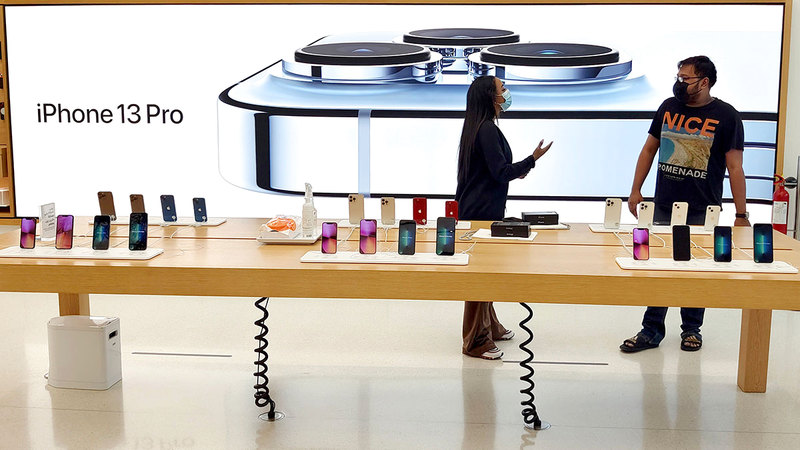 «أبل» طرحت هواتفها الجديدة وسط تدابير احترازية للتباعد الاجتماعي.تصوير: أسامة أبوغانم