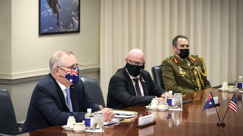 رئيس الوزراء الأسترالي ووزير الدفاع الأميركي خلال اجتماع في البنتاغون.  أ.ف.ب