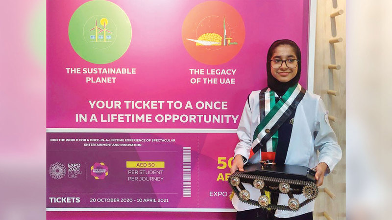 الطالبة مريم حسين خلال عرض ابتكارها.  من المصدر