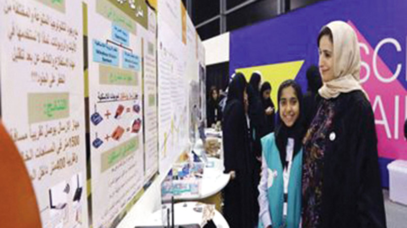 الوزيرة جميلة المهيري تطلع على مشروع الطالبة في مهرجان التكنولوجيا والابتكار.  من المصدر
