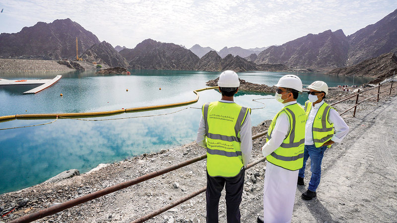 الطاير خلال تفقده موقع المشروعين.  وام