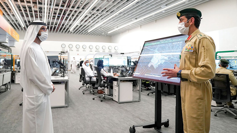 محمد بن راشد خلال زيارته لغرفة العمليات والتحكم في &laquo;إكسبو 2020 دبي&raquo;.  وام
