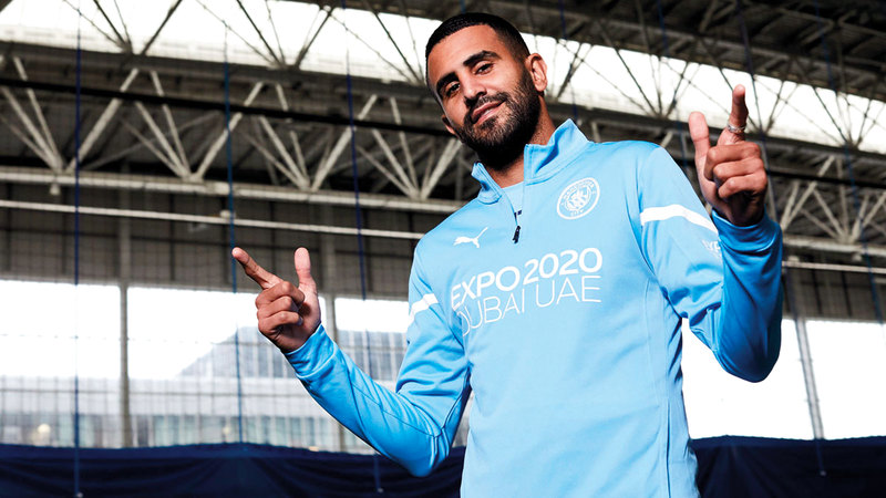 نجم مانشستر سيتي رياض محرز يستعرص قميص فريقه بشعار «إكسبو 2020 دبي».    من المصدر