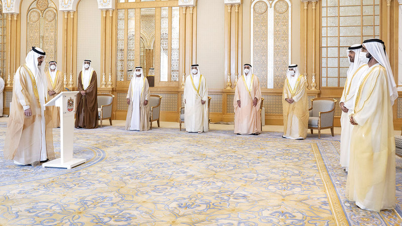 مكتوم بن محمد تقدم الوزراء الذين شاركوا في أداء القسم.   وام