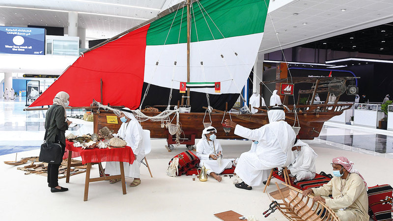 جناح «تراث الإمارات» في المعرض يجسّد تنوع التراث الإماراتي.    تصوير: إريك أرازاس