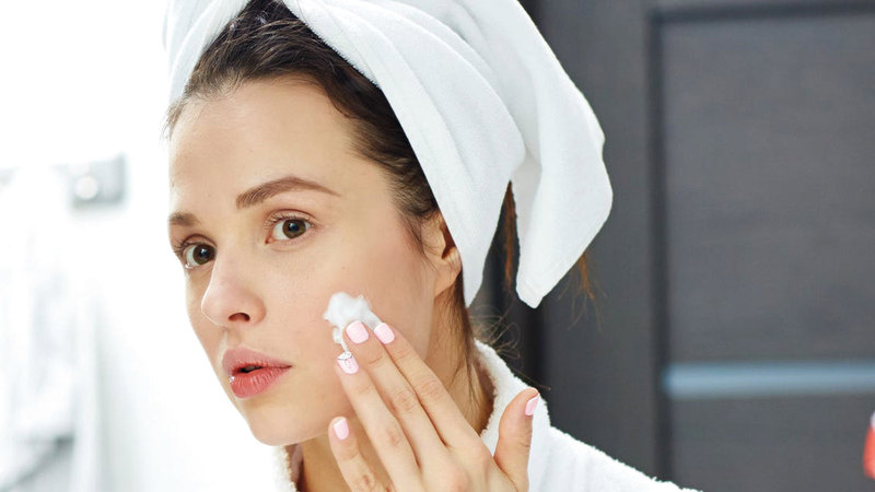 المستحضرات المناسبة تحافظ على رطوبة البشرة.  أرشيفية